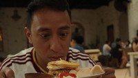 Gantian, sekarang tunangannya, Dennis yang difoto oleh jebolan Indonesian Idol ini. Kekasihnya tampak sedang memegang pesanan makan berupa nasi goreng lengkap dengan telur dan kerupuk nih.  Foto: Instagram @lalamarionmj