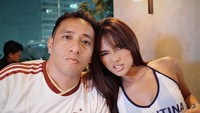 Tak cuma makan romantis di restoran, Marion dan Dennis pernah nonton bola bareng di kafe loh. Waktu momen final Piala Dunia lalu, mereka nobar di kafe sambil memesan beberapa minuman dan makanan. Foto: Instagram @lalamarionmj