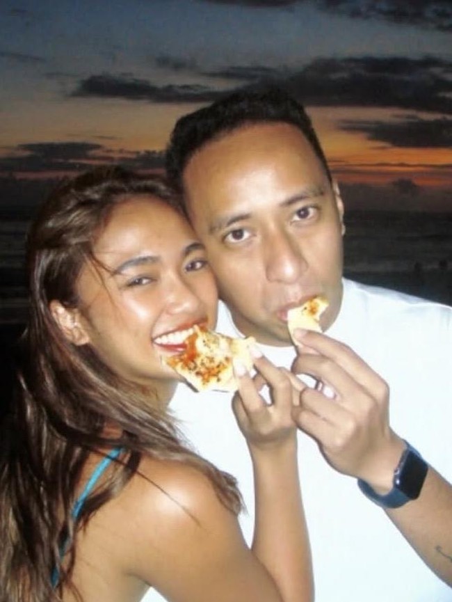 Romantis! Marion Jola Ngedate di Resto dan Kafe bareng Tunangannya