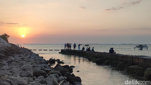 Sejumlah pengunjung memancing ikan menjelang matahari terbenam di Pantai Sekeh, Kuta, Badung,Bali, Minggu (20/9/2026). (Foto: Ahmad Firizqi Irwan/detikBali)