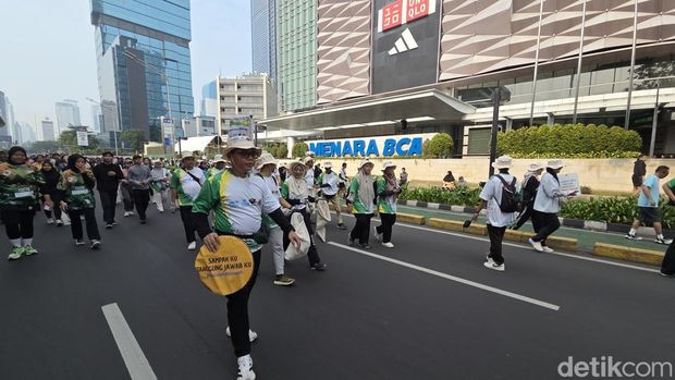 Sekelompok warga memperingati World Cleanup Day (WCD) dengan aksi bersih-bersih di Car Free Day (CFD) Bundaran HI, Jakarta Pusat. (Taufiq/detikcom)