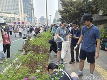 Aksi Warga dan Mahasiswa Bersih-bersih di CFD Bundaran HI, Banyak Puntung Rokok