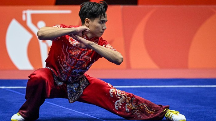 Pewushu Indonesia Seraf Naro Siregar tampil pada final wushu nomor taolu changquan putra Asian Games Aichi-Nagoya 2026 di Aichi Prefectural Martial Arts Hall, Aichi, Jepang, Minggu (20/9/2026). Seraf Naro berhasil meraih medali pertama untuk Indonesia yakni medali perunggu dengan catatan skor 9.720, sedangkan medali emas diraih pewushu Makau Chi Hin Kuong dengan skor 9.723 dan medali perak oleh pewushu Makau Chi Kuan Song dengan skor 9.720. ANTARA FOTO/Fauzan/agr