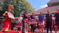 Bupati Banyuwangi Fiestiandani membemberikan penghargaan kepada para pemenang Soekarno Run BWX 2026.