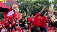 Bupati Banyuwangi Ipuk Fiestiandani dan Wali Kota Surabaya Eri Cahyadi juga ikut dalam ajang ini. Mereka adu cepat dalam Soekarno Run BWX kategori 3K bersama ratusan peserta lainnya.
