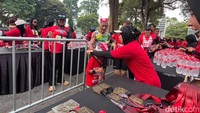 Salah satu peserta mendapatkan mendali dalam ajang Soekarno Run BWX 2026.