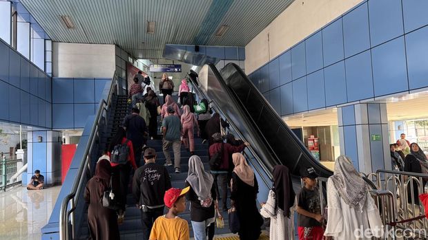 Stasiun Juanda kembali beroperasi normal Stasiun Juanda kembali beroperasi normal. (Adhfar/detikcom)