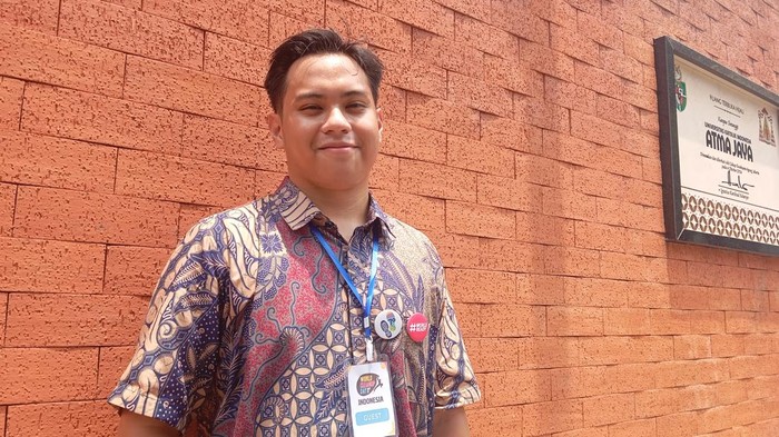 (Stephanus Jordan Jans merupakan penerima Duke of Edinburghs International Award pertama dari Indonesia.