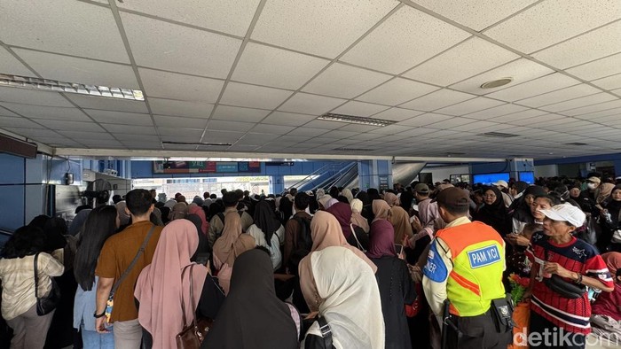 Suasana penumpukan penumpang di Stasiun Juanda. (Adhfar/detikcom)