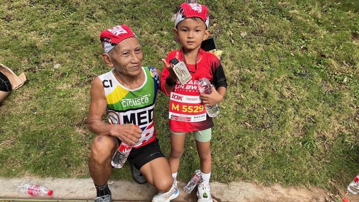 Sutrisno bersama sang putra Esa Sirri Sukma Aulia usai mengikuti lari 10K