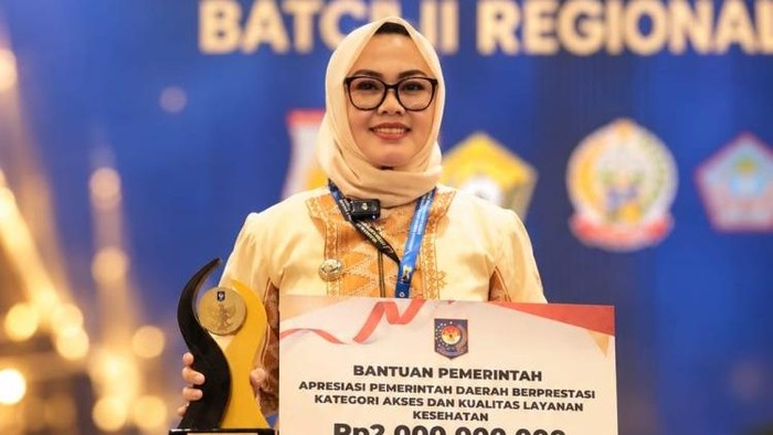 Wali Kota Kendari Siska Karina Imran menerima penghargaan pada malam puncak Apresiasi Pemerintah Daerah Berprestasi 2026 di Makassar
