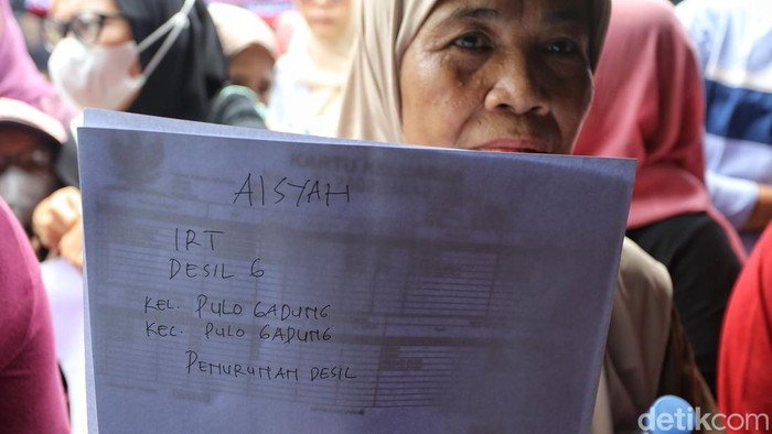 Warga mengantre di Posko Pengaduan Desil di Bumi Pospera, Jalan Basuki Rahmat, Cipinang, Jakarta Timur, Minggu (20/9/2026). Warga datang untuk mengisi formulir pengaduan.