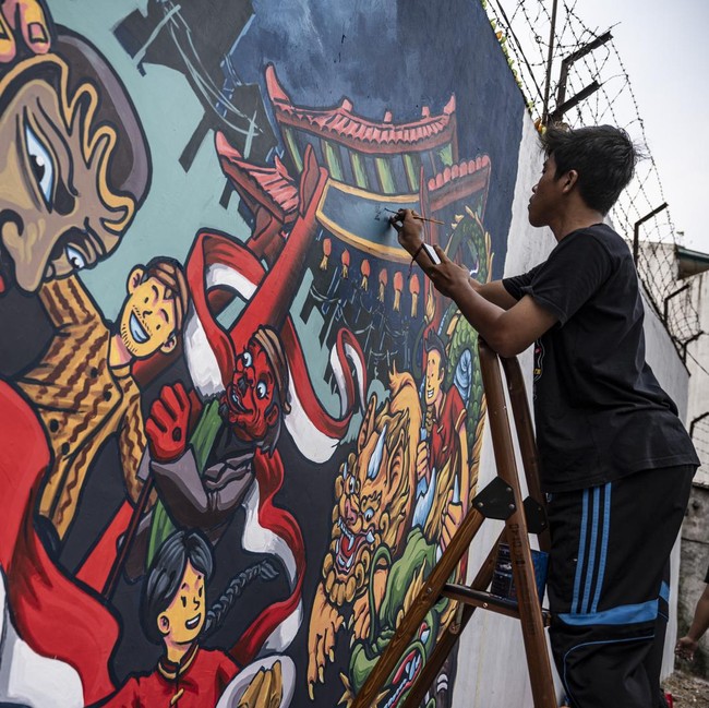 Warna-Warni Mural Hidupkan Bantaran Sungai di Pecinan Semarang
