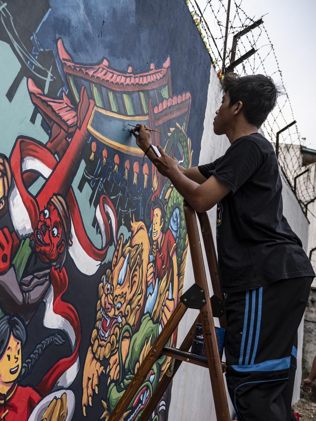 Warna-Warni Mural Hidupkan Bantaran Sungai di Pecinan Semarang