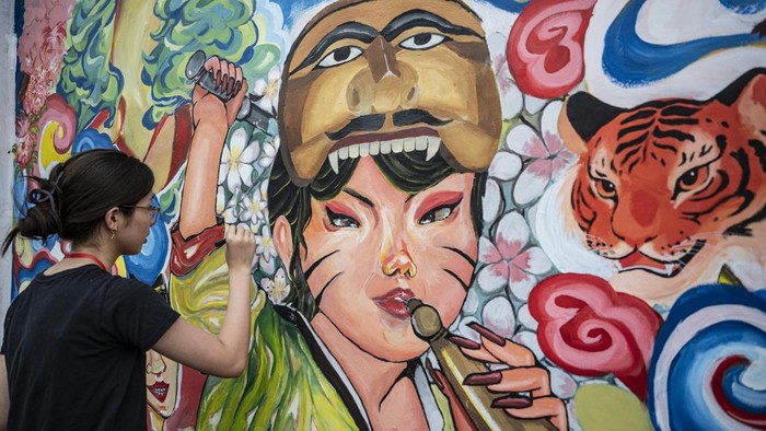 Sejumlah pelajar menyelesaikan pembuatan mural pada Mural Fest 2026 di kawasan bantaran sungai Kranggan, kompleks Pecinan Semarang, Jawa Tengah, Sabtu (19/9/2026). Mural Fest 2026 yang diinisiasi Komunitas Kerabat Pecinan tersebut untuk menghidupkan ruang publik melalui karya visual yang bertema persatuan dan toleransi sebagai upaya memperkuat daya tarik wisata Pecinanbag. ANTARA FOTO/Aprillio Akbar/YU