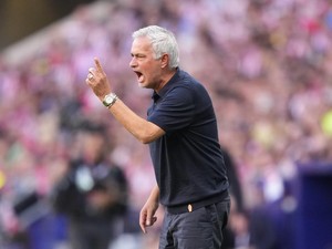 Kontroversi di Derby Madrid, Mourinho Serang Wasit