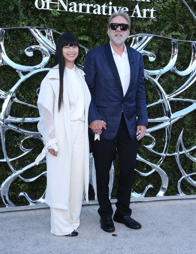 Nicolas Cage hadir dalam penampilan langka di malam pembukaan Lucas Museum of Narrative Art di Los Angeles, AS. Sang aktor menggandeng istrinya, Riko Shibata. Foto: FilmMagic/Steve Granitz