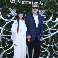 Nicolas Cage hadir dalam penampilan langka di malam pembukaan Lucas Museum of Narrative Art di Los Angeles, AS. Sang aktor menggandeng istrinya, Riko Shibata. Foto: FilmMagic/Steve Granitz