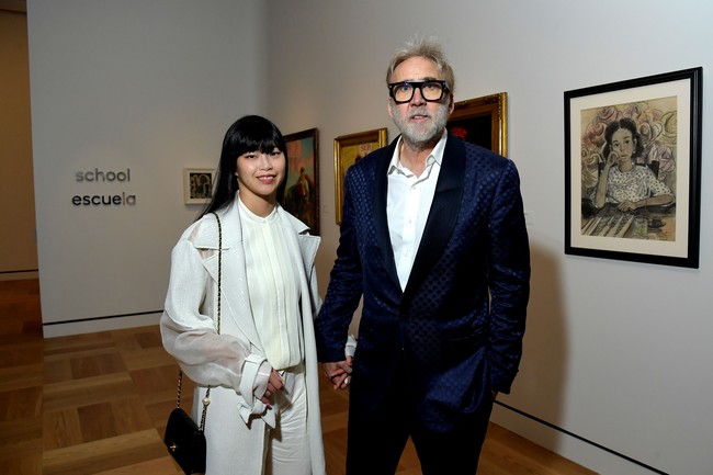 Sedangkan sang istri, Riko Shibata tampil cantik dalam balutan pakaian serba putih dan jas berlengan menerawang. Foto: Getty Images for Lucas Museum of/Charley Gallay