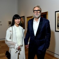 Sedangkan sang istri, Riko Shibata tampil cantik dalam balutan pakaian serba putih dan jas berlengan menerawang. Foto: Getty Images for Lucas Museum of/Charley Gallay