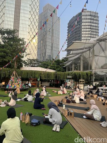 Acara 5 to 9 Escape Mat Pilates by Easy-On naPocut di Habitat Park, SCBD, Jakarta. Menampilkan koleksi sportswear Easy-On berupa Haya Pashmina, Lara Sport Hijab, Avelo Flare Pants, dan Vela Skirt.