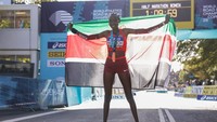 Ngetich terus mempertahankan kecepatannya hingga memasuki paruh akhir perlombaan. Di kilometer 15, ia mencatat waktu 46:17 dan unggul sekitar 53 detik dari kelompok pengejar. World Athletics via Getty Images/Gaelle Mobuchon