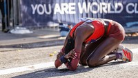 Pada kilometer 5, Ngetich mencatat waktu 15:12 dan sudah unggul sekitar 10 detik. Keunggulannya kemudian melebar menjadi 26 detik saat mencapai kilometer 10 dengan catatan 30:39.World Athletics via Getty Images/Gaelle Mobuchon