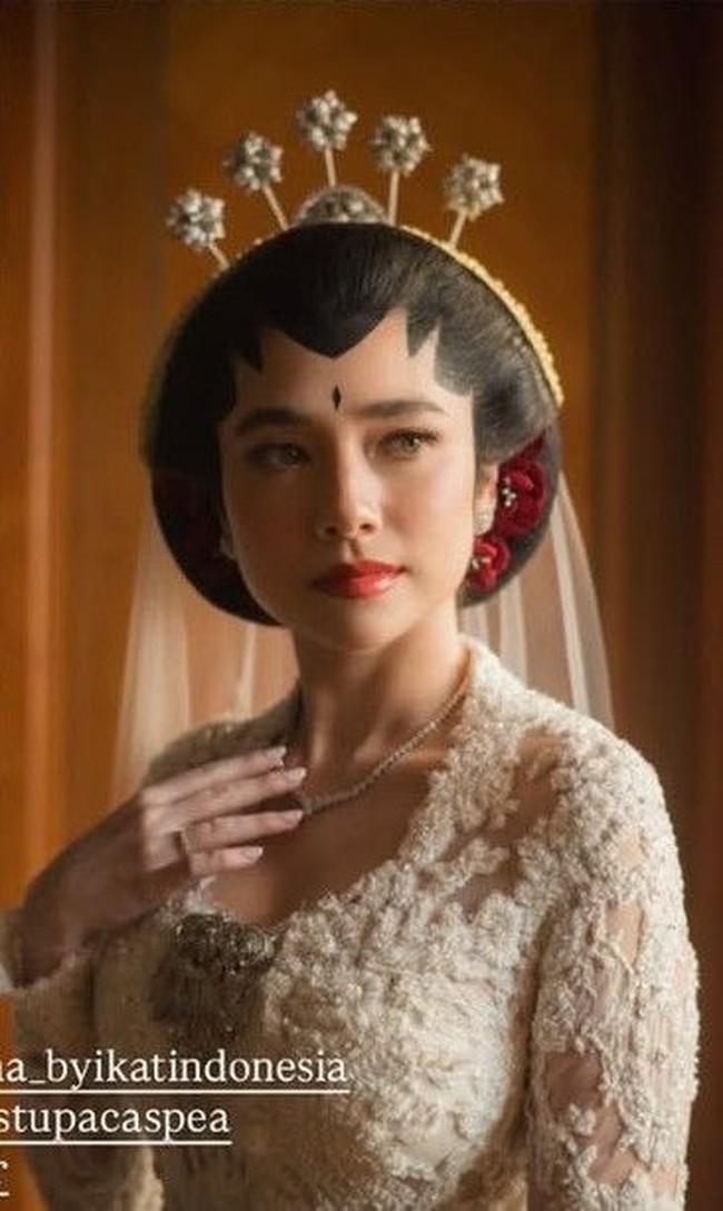 Didiet Maulana menghadirkan kebaya putih berbahan lace dengan detail bordir dan payet yang dirangkai dengan penuh ketelitian sehingga membentuk tekstur berkilau untuk Amanda Rigby. Foto: Dok. Instagram Didiet Maulana, Amoretorganizer