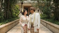 Andre Taulany dan Amanda Rigby membawa kabar bahagia, yaitu mereka mengumumkan telah resmi melangsungkan pernikahan pada Minggu, 20 September 2026. Berdasarkan siaran pers resmi yang dirilis tim manajemen, prosesi akad nikah berlangsung dengan hangat dan khidmat melalui gelaran acara bertema intimate. Momen sakral ini khusus dihadiri oleh keluarga serta para sahabat terdekat dari kedua mempelai. Pernikahan ini menandai lembaran baru bagi Andre Taulany dan Amanda Rigby dalam ikrar suci untuk saling mendampingi, mendukung, dan membina kehidupan rumah tangga. Foto: Dok. Instagram Didiet Maulana, Amoretorganizer