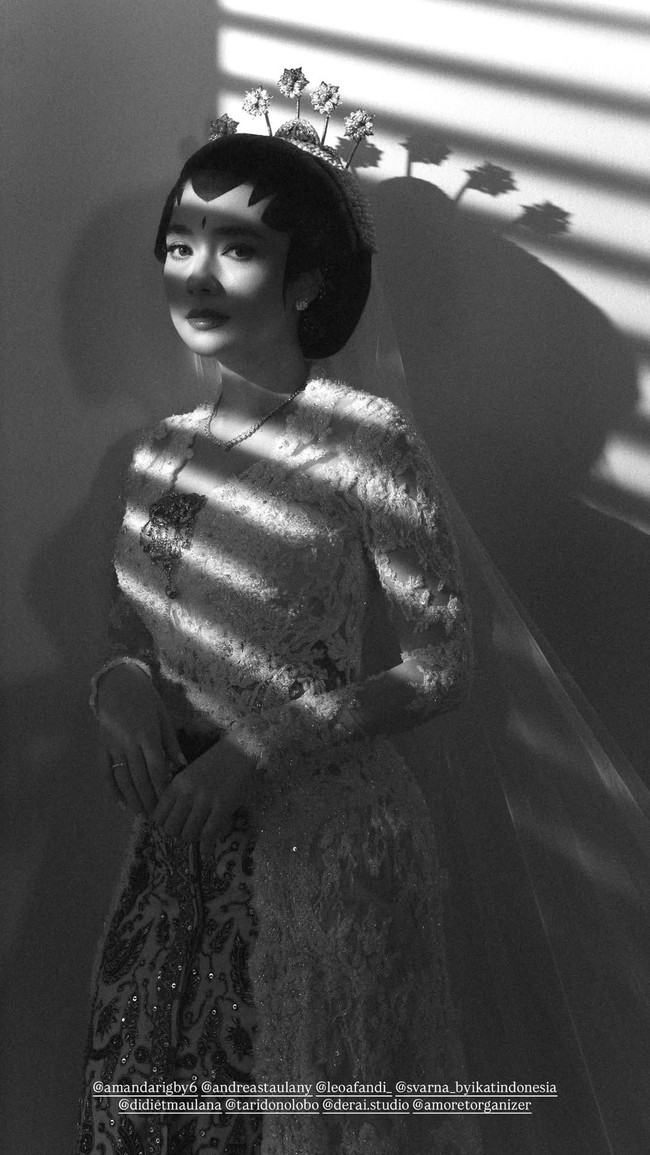 Hadir dalam foto hitam putih, kebaya pengantin karya Didiet Maulana yang dipakai Amanda Rigby ini memiliki pesona yang tak lekang oleh waktu.  Foto: Dok. Instagram Didiet Maulana, Amoretorganizer