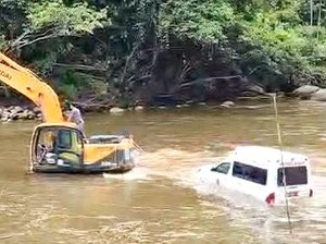 Viral Ambulans Diangkut Ekskavator Seberangi Sungai, Sopir Sebut Tak Bawa Pasien