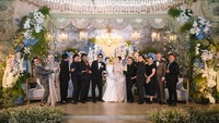 Andre Taulany dan Amanda Rigby tertawa bareng sahabat yang hadir. Semoga setiap langkah setelah hari ini selalu dipenuhi kasih, kesabaran, dan doa yang tak pernah putus. Semoga dalam suka kalian saling menggenggam, dan dalam duka kalian saling menguatkan, tulis Raffi Ahmad dan Nagita Slavina dalam unggahannya. Foto: Instagram @raffinagita1717