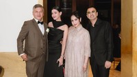 Gading Marten menggandeng Medina Dina kondangan ke pernikahan Andre Taulany dan Amanda Rigby. Foto: Instagram @raffinagita1717