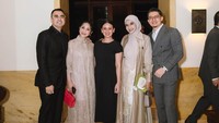 Irwansyah, Zaskia Sungkar, Ayushita, Nagita Slavina, dan Raffi Ahmad foto bareng di resepsi pernikahan Andre dan Amanda. Foto: Instagram @raffinagita1717