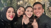 Ayu Ting Ting menggandeng Kevin kondangan. Momen itu terekam dalam selfie Shanty, istri Denny Cagur. Ada juga pasangan El Rumi dan Syifa Hadju. Foto: Instagram @shantydenny