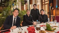 Denny Cagur, Raffi Ahmad, Ariel NOAH, dan Parto Patrio santai ngobrol sambil menikmati hidangan dalam resepsi Andre Taulany dan Amanda Rigby. Foto: Instagram @partopatrio