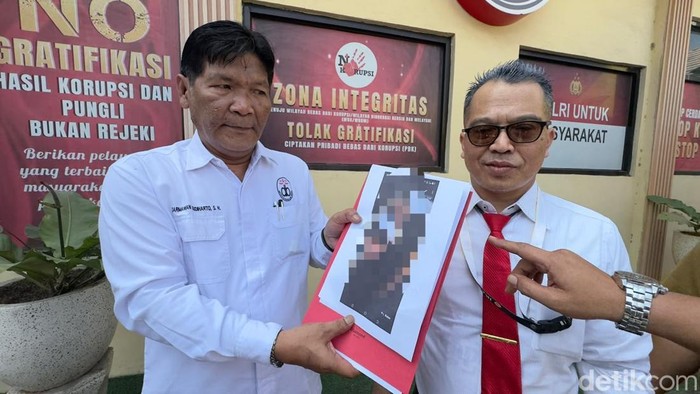 Kades Karanganyar, Kragan, Rembang, Sami didampingi kuasa hukumnya saat lapor ke Polres Rembang, Senin (21/9/2026).