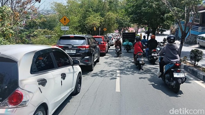 Antrean kendaraan untuk mendapatkan BBM bersubsidi di salah satu SPBU Kota Balikpapan