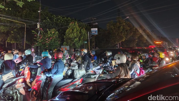 Arus lalu lintas di perempatan Jalan Abdesir Makassar macet parah akibat lampu lalu lintas mati listrik.