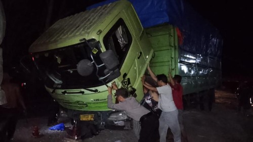 Petugas mengevakuasi korban ledakan ban truk dan terbentur sasis kendaraan di parkiran Rest Area Pekutatan, Jalan Raya Denpasar-Gilimanuk, Desa Pekutatan, Minggu (20/9/2026).