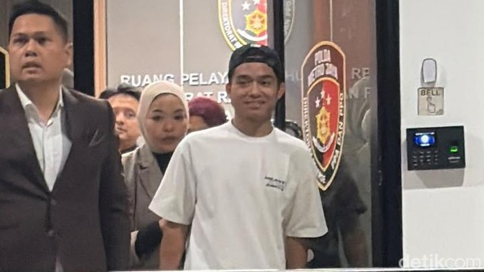Betrand Peto keluar dari Direktorat Reserse Perlindungan Perempuan dan Anak serta Pemberantasan Tindak Pidana Perdagangan Orang (Ditres PPA-PPO) Polda Metro Jaya, Senin (21/9/2026).