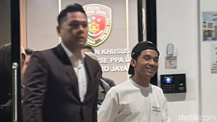 Betrand Peto keluar dari Direktorat Reserse Perlindungan Perempuan dan Anak serta Pemberantasan Tindak Pidana Perdagangan Orang (Ditres PPA-PPO) Polda Metro Jaya, Senin (21/9/2026).