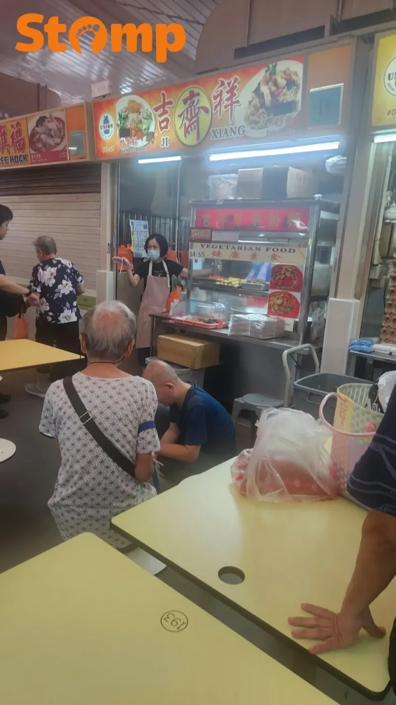 Bukannya Ngamuk, Penjual Justru Bantu Bersihkan Makanan Tumpah Pelanggan Lansia