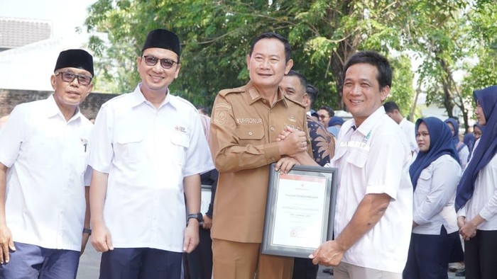 Bupati Lamongan Yuhronur Efendi saat memberikan sertifikat donor darah kepada masyarakat.