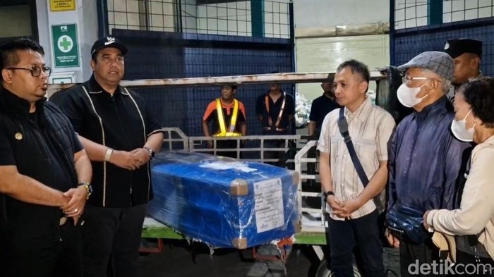 Bupati Maros Chaidir Syam menjemput jenazah Valenth A Tambuto yang ditemukan tewas di Kota Yerevan, Armenia, saat tiba di Bandara Hasanuddin.