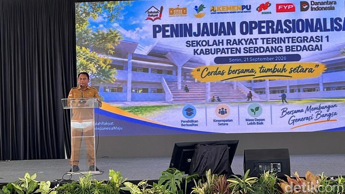 Bupati Sergai Darma Wijaya saat memberikan di Sekolah Rakyat Terintegrasi 1 Sergai. (Foto: Finta Rahyuni/detikSumut)
