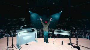 Pada November 2026, Charlie Puth seharusnya menggelar konser di Spark Arena, Auckland. Kemudian agenda berikutnya tadinya dijadwalkan ke Australia yakni Melbourne, Sydney, Brisbane, Adelaide, dan Perth. Foto: Charlie Puth/ Instagram