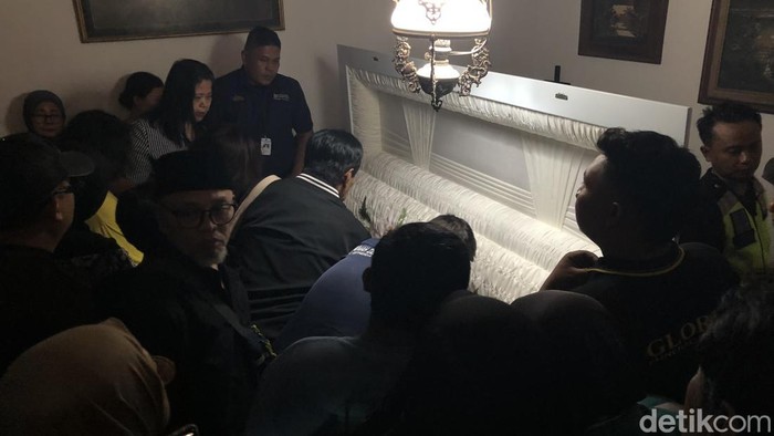 Jenazah seniman teater Susilo Nugroho alias Den Baguse Ngarso saat tiba di rumah duka di kawasan Mantrijeron, Kota Jogja, Senin (21/9/2026) malam.