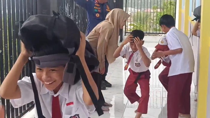Edukasi bencana yang dilakukan petugas damkar kepada siswa SD di Lampung Selatan