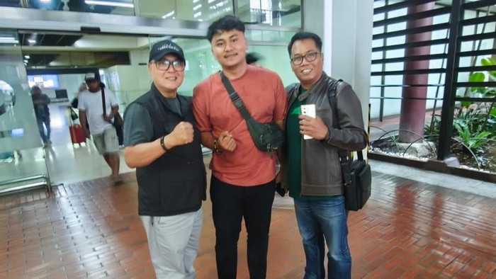 Faisal Weskurni (tengah), dijemput Pemda KBB usai selamat dari insiden KM Virgo yang tenggelam di Laut Jawa